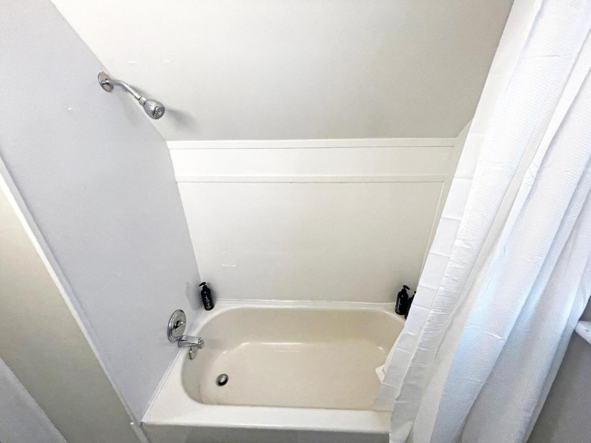 Hamilton Chic Retreat - Comfy Beds - Garden - Pool 아파트 외부 사진
